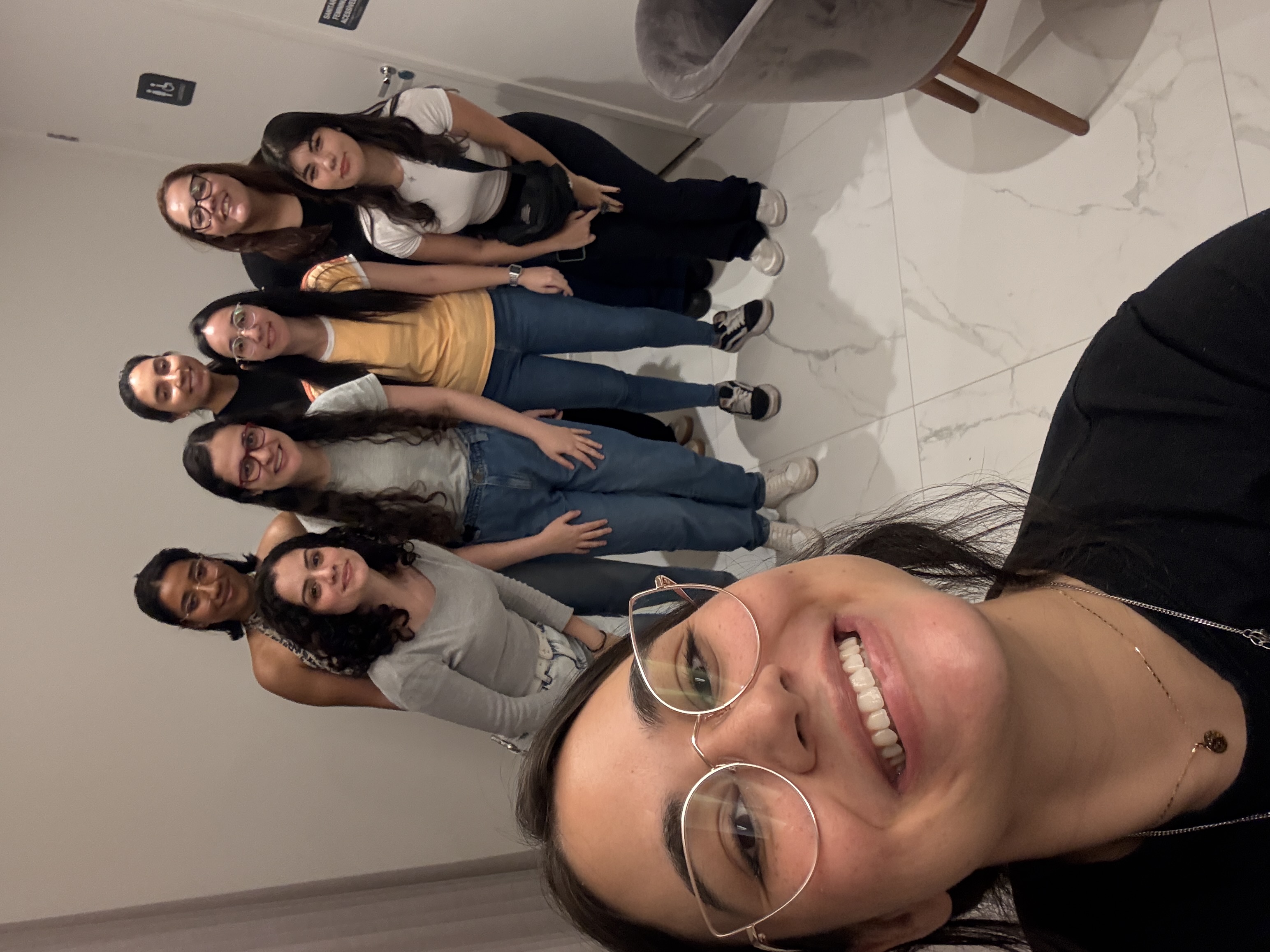 Mulheres reunidadas em um encontro da comunidade Connect Byte