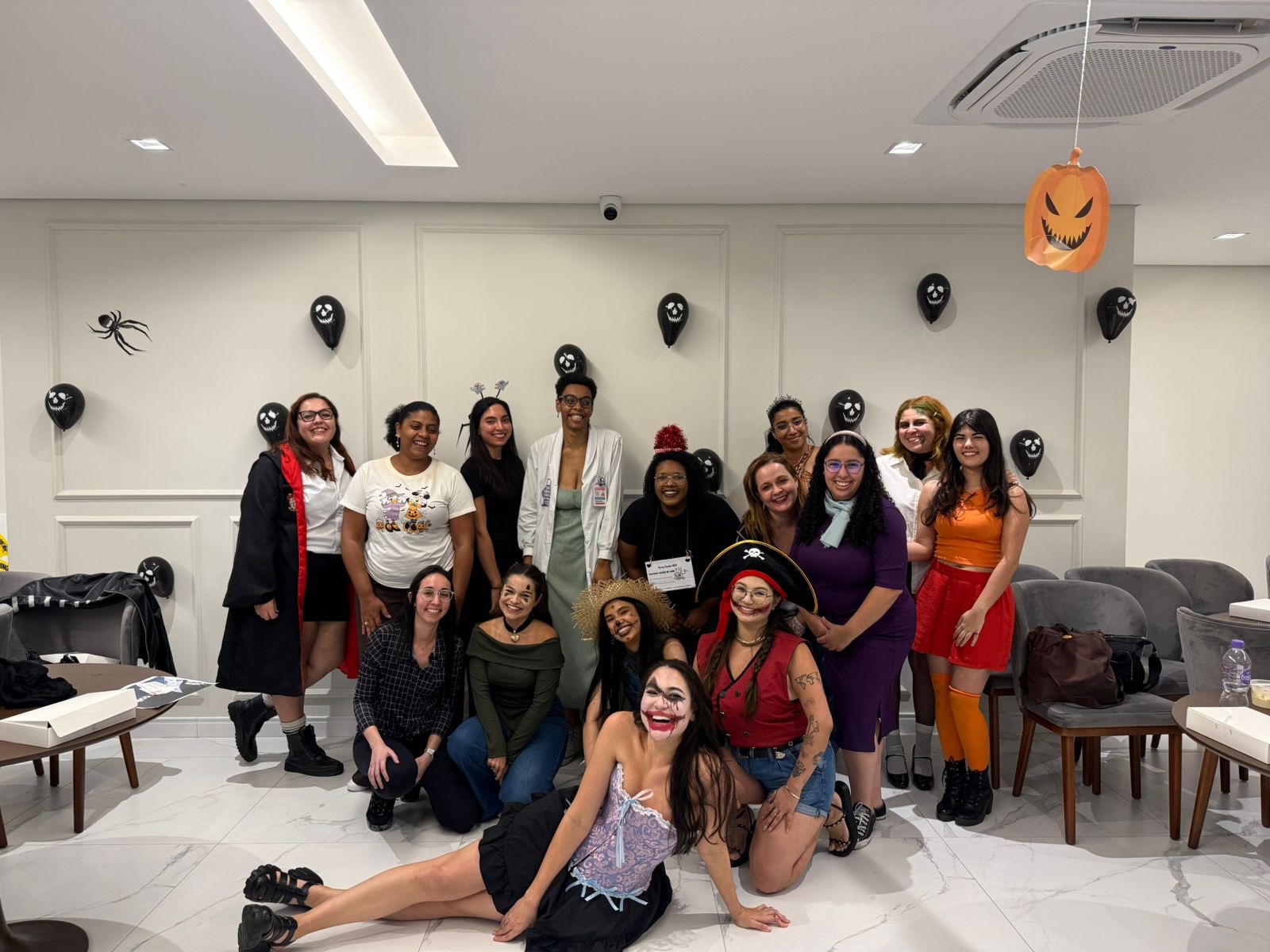 Mulheres reunidadas em um encontro de Halloween